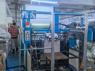 全自動(dòng)覆膜機(jī)設(shè)備